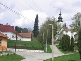 Cesta ku kostolu - vavo budova fary